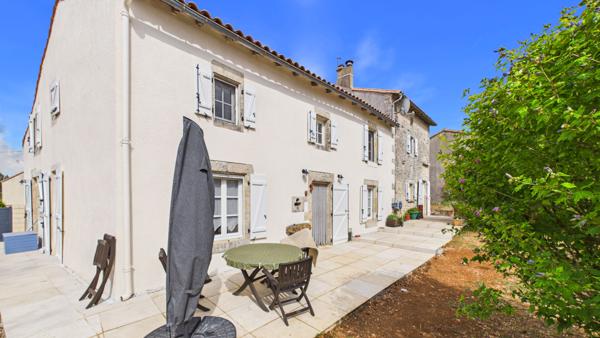 Charmante maison de village rénovée de 4 chambres avec dépendances, terrasse et jardin Celles-sur-belle