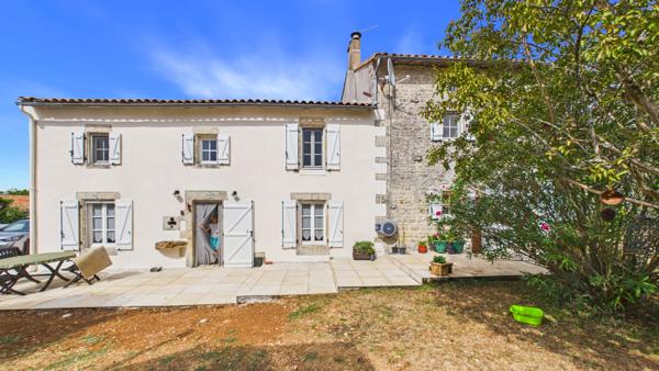 Charmante maison de village rénovée de 4 chambres avec dépendances, terrasse et jardin Celles-sur-belle