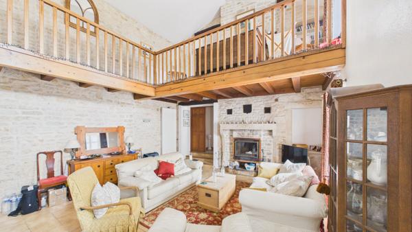 Charmante maison de village rénovée de 4 chambres avec dépendances, terrasse et jardin Celles-sur-belle