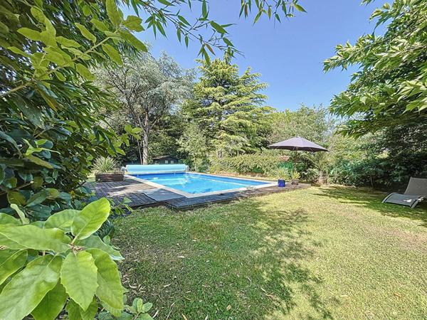 BOUGUENAIS-LES COUÊTS / Maison d'architecte / 145 m2 habitables / Vaste terrain arboré avec PISCINE