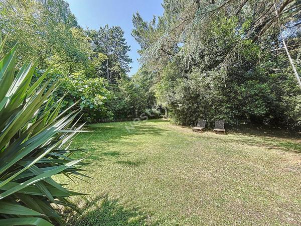 BOUGUENAIS-LES COUÊTS / Maison d'architecte / 145 m2 habitables / Vaste terrain arboré avec PISCINE