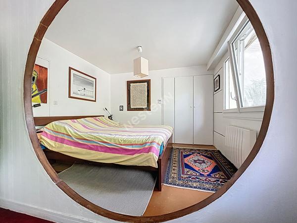 BOUGUENAIS-LES COUÊTS / Maison d'architecte / 145 m2 habitables / Vaste terrain arboré avec PISCINE