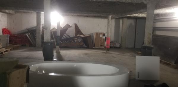 Grand dépôt brut de 175 m² sécurisé, idéal stockage à 2 pas de la place Nansouty. , Bordeaux