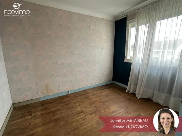 Coeur de bourg ! Au calme, maison à rénover non mitoyenne av