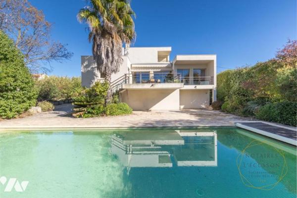 Villa d'architecte moderne avec piscine, une superbe vue arborée et un grand terrain à Juvignac