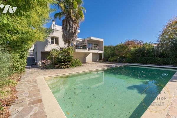 Villa d'architecte moderne avec piscine, une superbe vue arborée et un grand terrain à Juvignac
