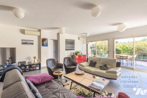 Villa d'architecte moderne avec piscine, une superbe vue arborée et un grand terrain à Juvignac