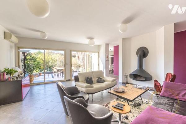 Villa d'architecte moderne avec piscine, une superbe vue arborée et un grand terrain à Juvignac