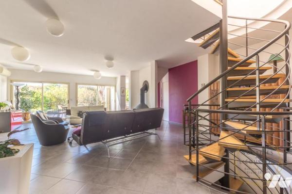 Villa d'architecte moderne avec piscine, une superbe vue arborée et un grand terrain à Juvignac