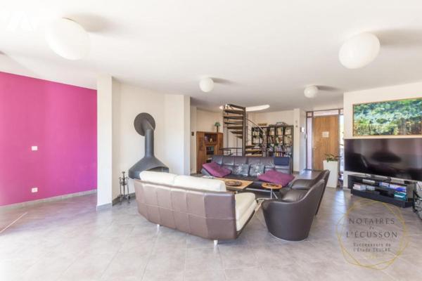 Villa d'architecte moderne avec piscine, une superbe vue arborée et un grand terrain à Juvignac