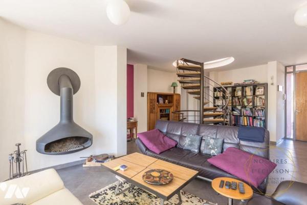 Villa d'architecte moderne avec piscine, une superbe vue arborée et un grand terrain à Juvignac