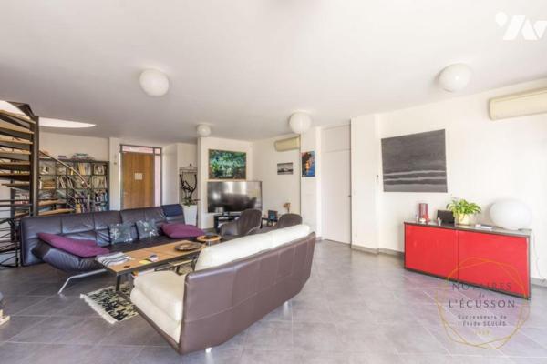 Villa d'architecte moderne avec piscine, une superbe vue arborée et un grand terrain à Juvignac