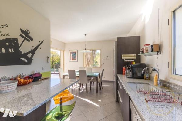 Villa d'architecte moderne avec piscine, une superbe vue arborée et un grand terrain à Juvignac