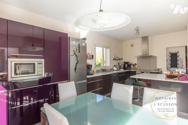 Villa d'architecte moderne avec piscine, une superbe vue arborée et un grand terrain à Juvignac