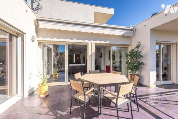 Villa d'architecte moderne avec piscine, une superbe vue arborée et un grand terrain à Juvignac