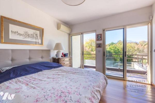 Villa d'architecte moderne avec piscine, une superbe vue arborée et un grand terrain à Juvignac