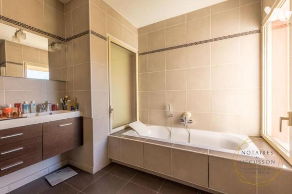 Villa d'architecte moderne avec piscine, une superbe vue arborée et un grand terrain à Juvignac