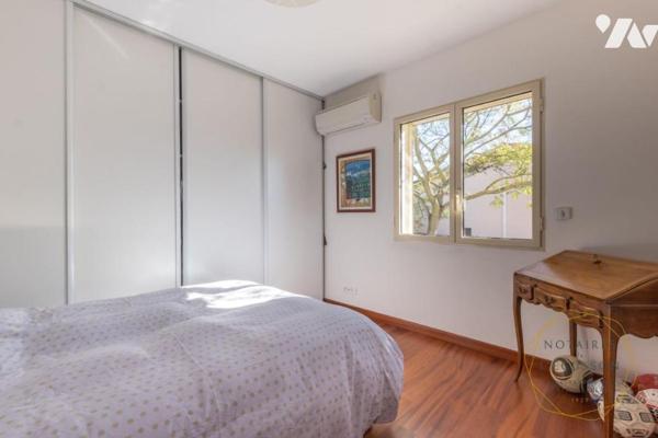 Villa d'architecte moderne avec piscine, une superbe vue arborée et un grand terrain à Juvignac