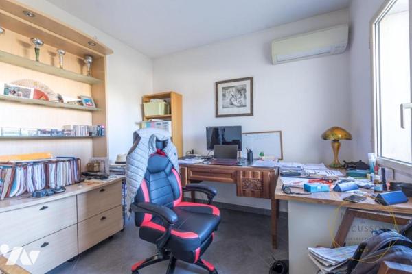 Villa d'architecte moderne avec piscine, une superbe vue arborée et un grand terrain à Juvignac