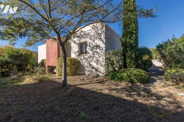 Villa d'architecte moderne avec piscine, une superbe vue arborée et un grand terrain à Juvignac