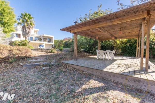 Villa d'architecte moderne avec piscine, une superbe vue arborée et un grand terrain à Juvignac