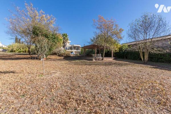 Villa d'architecte moderne avec piscine, une superbe vue arborée et un grand terrain à Juvignac