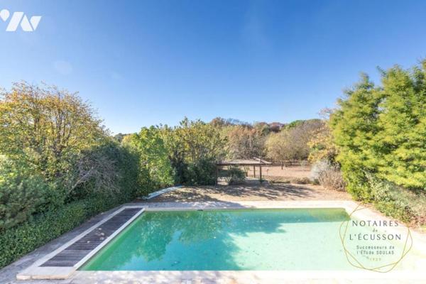 Villa d'architecte moderne avec piscine, une superbe vue arborée et un grand terrain à Juvignac