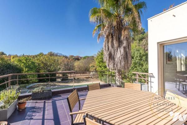 Villa d'architecte moderne avec piscine, une superbe vue arborée et un grand terrain à Juvignac