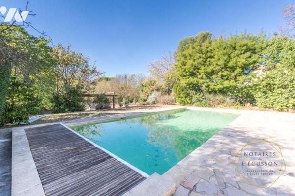 Villa d'architecte moderne avec piscine, une superbe vue arborée et un grand terrain à Juvignac