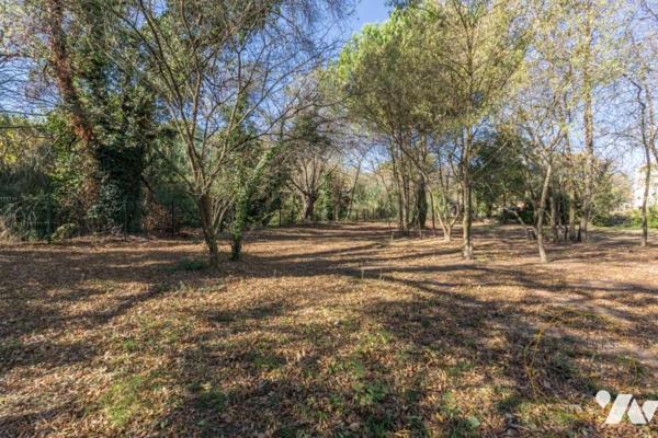 Villa d'architecte moderne avec piscine, une superbe vue arborée et un grand terrain à Juvignac