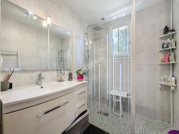 Maison de plain-pied à vendre à Champigné, 138m2, 3 chambres (potentiel de 4) sur un terrain de 1150m2 !