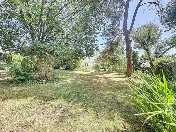 Maison de plain-pied à vendre à Champigné, 138m2, 3 chambres (potentiel de 4) sur un terrain de 1150m2 !