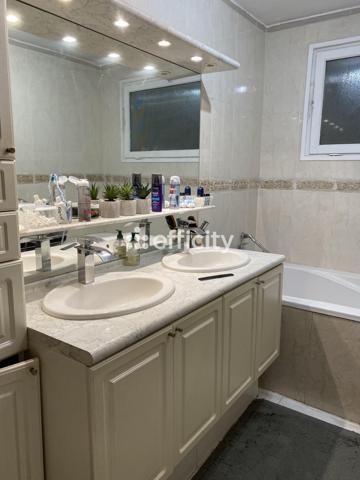 Maison
         5 pièces
        - 156 m² Bien prestige 787 500 € *