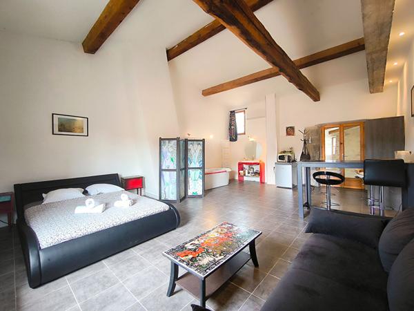 Maison de caractère avec vue sur l'abbaye de Lagrasse, village classé