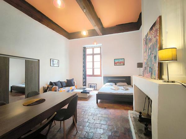 Maison de caractère avec vue sur l'abbaye de Lagrasse, village classé