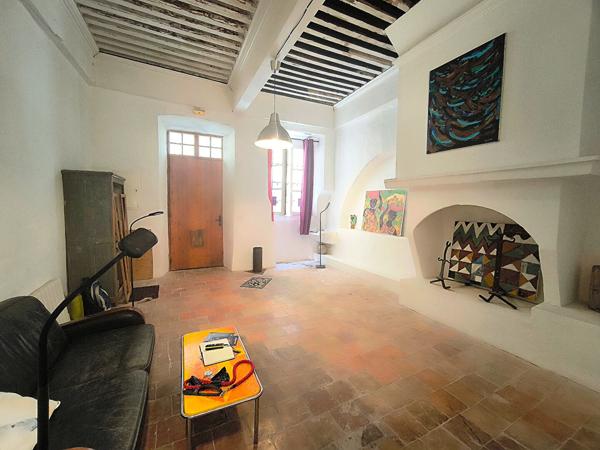 Maison de caractère avec vue sur l'abbaye de Lagrasse, village classé