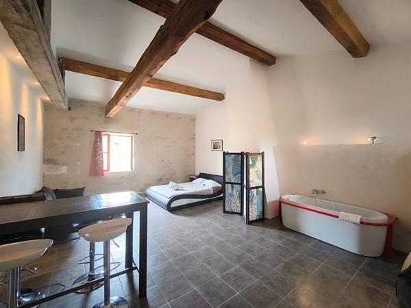 Maison de caractère avec vue sur l'abbaye de Lagrasse, village classé