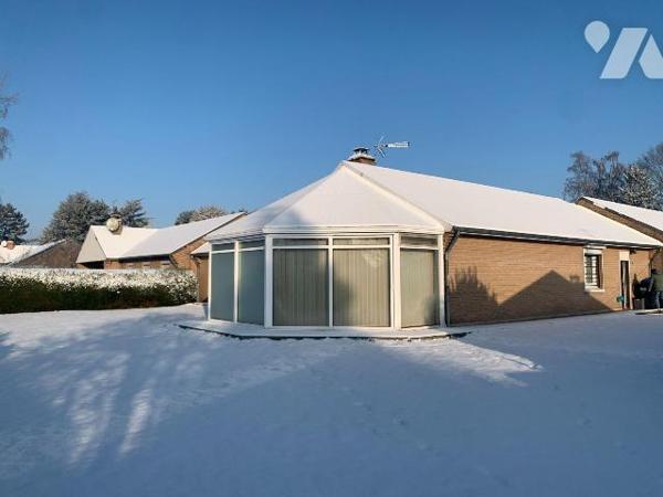 Pavillon de Plain pied sur et avec 839m² offrant:
hall, cuisine équipée, vaste séjour donnant ...