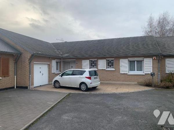 Pavillon de Plain pied sur et avec 839m² offrant:
hall, cuisine équipée, vaste séjour donnant ...