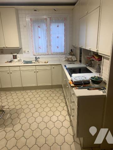 Pavillon de Plain pied sur et avec 839m² offrant:
hall, cuisine équipée, vaste séjour donnant ...