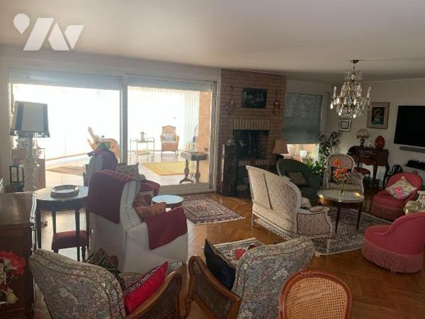 Pavillon de Plain pied sur et avec 839m² offrant:
hall, cuisine équipée, vaste séjour donnant ...