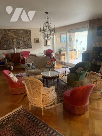 Pavillon de Plain pied sur et avec 839m² offrant:
hall, cuisine équipée, vaste séjour donnant ...