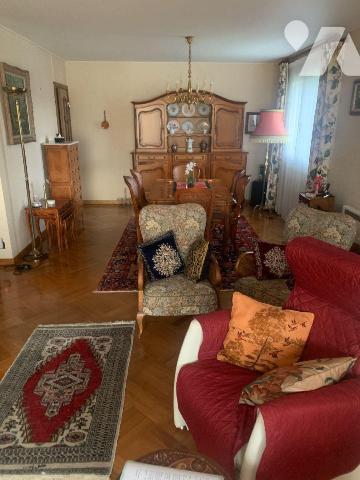 Pavillon de Plain pied sur et avec 839m² offrant:
hall, cuisine équipée, vaste séjour donnant ...