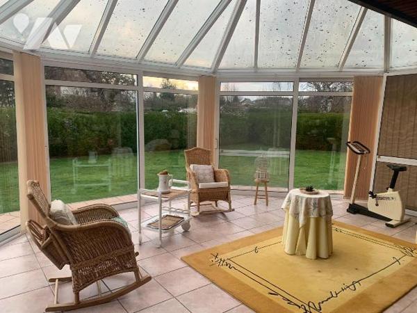 Pavillon de Plain pied sur et avec 839m² offrant:
hall, cuisine équipée, vaste séjour donnant ...