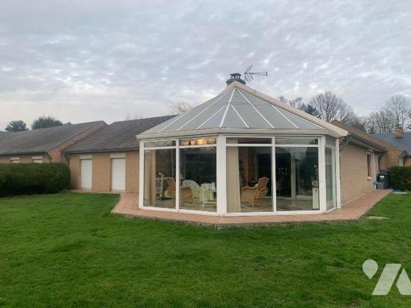 Pavillon de Plain pied sur et avec 839m² offrant:
hall, cuisine équipée, vaste séjour donnant ...