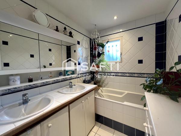 Pavillon 4 chambres dans le centre de DANGE SAINT ROMAIN