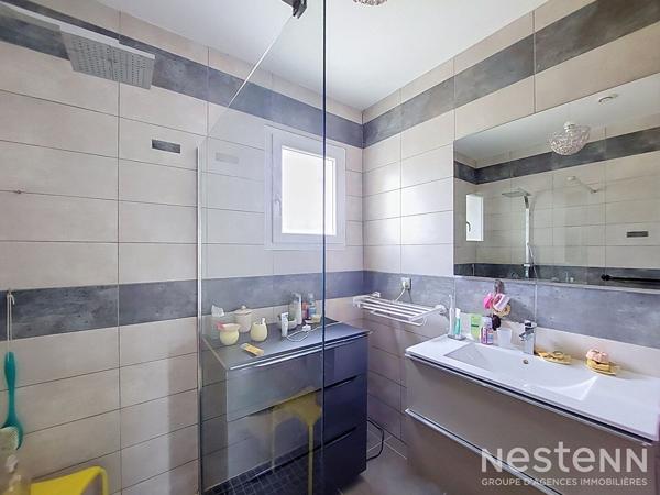 A Vendre Maison contemporaine de plain-pied avec trois chambres, garage et jardin à Condom