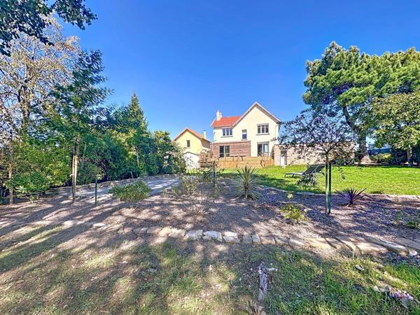 Maison spacieuse à vendre à LA VARENNE avec 5 chambres, double garage et jardin.