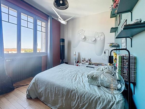 Maison spacieuse à vendre à LA VARENNE avec 5 chambres, double garage et jardin.