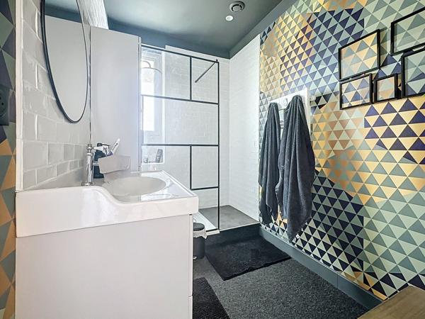 Maison spacieuse à vendre à LA VARENNE avec 5 chambres, double garage et jardin.